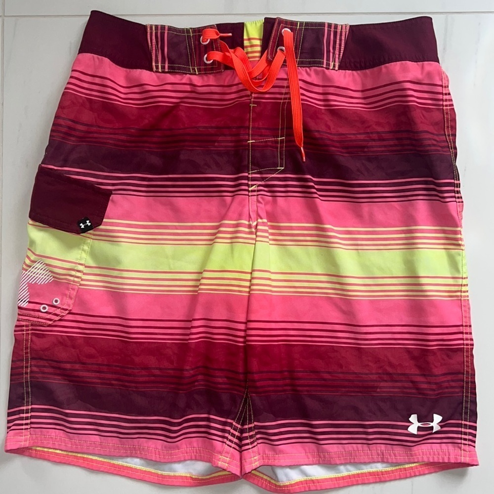 Under Armour Multi Color Loose Fit Board/Swim Shorts Size 32